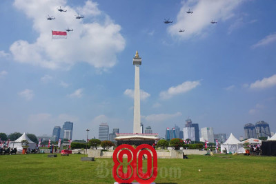 Bendera Merah Putih Raksasa Berkibar di Langit Jakarta