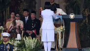 Momen Prabowo Cium Bendera Merah Putih sebelum Dikibarkan di Istana Merdeka
