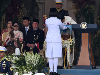 Momen Prabowo Cium Bendera Merah Putih sebelum Dikibarkan di Istana Merdeka