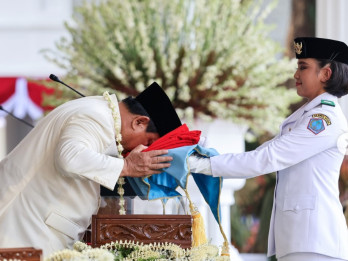 Momen Prabowo Cium Bendera Merah Putih sebelum Dikibarkan di Istana Merdeka