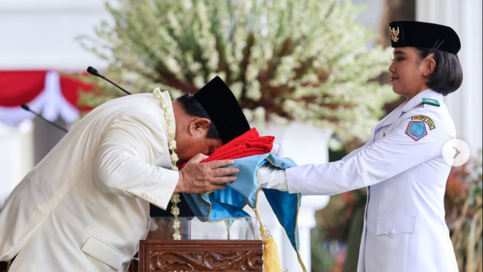 Momen Prabowo Cium Bendera Merah Putih sebelum Dikibarkan di Istana Merdeka