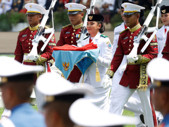 Potret Khidmat Detik-Detik Proklamasi dan Momen Perdana Prabowo Cium Merah Putih