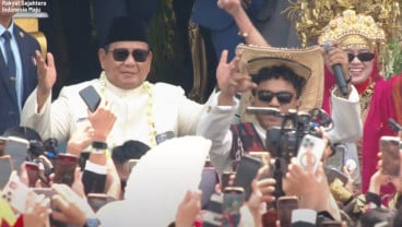 HUT ke-80 RI: Prabowo Angguk-Angguk Kepala, Letkol Teddy Ikut Bergoyang saat Pertunjukan Pacu Jalur