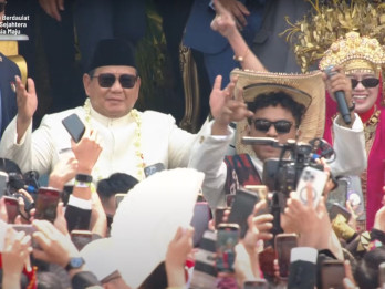 HUT ke-80 RI: Prabowo Angguk-Angguk Kepala, Letkol Teddy Ikut Bergoyang saat Pertunjukan Pacu Jalur