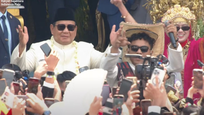 HUT ke-80 RI: Prabowo Angguk-Angguk Kepala, Letkol Teddy Ikut Bergoyang saat Pertunjukan Pacu Jalur