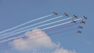 Manuver Pesawat Tempur Jupiter Aerobatic TNI AU saat HUT ke-80 RI