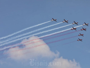 Manuver Pesawat Tempur Jupiter Aerobatic TNI AU saat HUT ke-80 RI