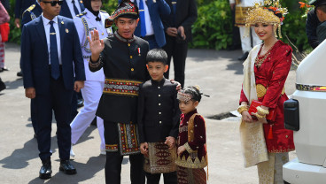 Selvi Ananda Pakai Baju Adat Palembang saat HUT ke-80 RI, Mewah dan Anggun!