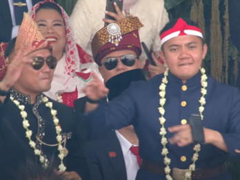 Momen Seskab Teddy Ikut Meriahkan Joget Pacu Jalur di Istana Merdeka