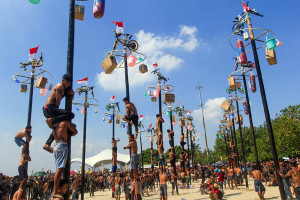 Ratusan Peserta Meriahkan Lomba Panjat Pinang di Pantai Ancol