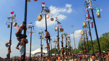 Ratusan Peserta Meriahkan Lomba Panjat Pinang di Pantai Ancol