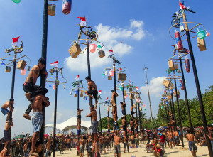 Ratusan Peserta Meriahkan Lomba Panjat Pinang di Pantai Ancol