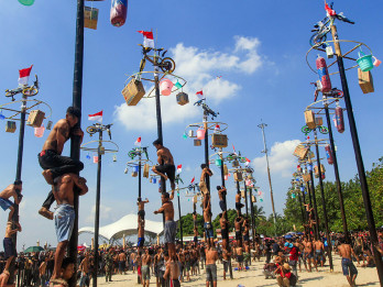 Ratusan Peserta Meriahkan Lomba Panjat Pinang di Pantai Ancol