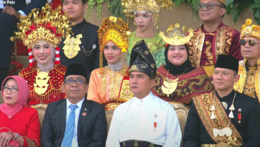 Gibran dan Menteri Kabinet Prabowo Tiba di Istana untuk Hadiri Penurunan Bendera