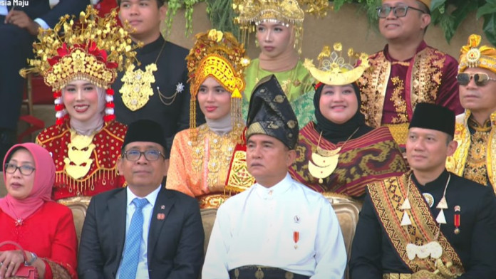 Gibran dan Menteri Kabinet Prabowo Tiba di Istana untuk Hadiri Penurunan Bendera