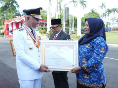 HUT ke-80 RI, Pemprov Sumbar Beri Penghargaan Bidan yang Viral Seberangi Sungai