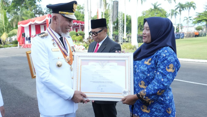 HUT ke-80 RI, Pemprov Sumbar Beri Penghargaan Bidan yang Viral Seberangi Sungai