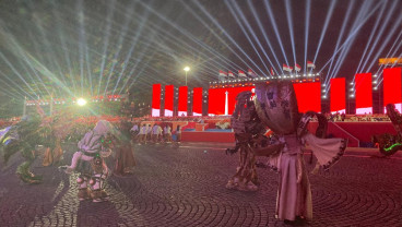 Prabowo Disambut Warga Saat Hadiri Karnaval Kemerdekaan di Monas