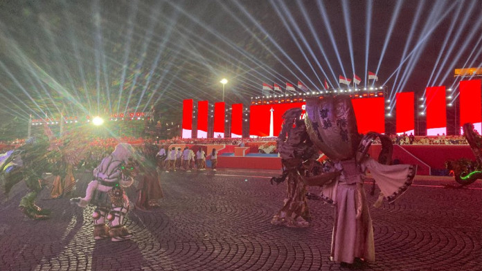 Prabowo Disambut Warga Saat Hadiri Karnaval Kemerdekaan di Monas
