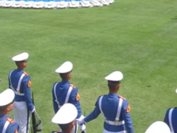 Momen Haru Anggota Paskibra Saling Menguatkan saat Upacara HUT ke-80 RI di Istana Merdeka