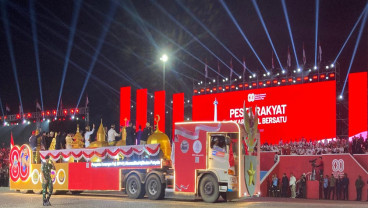 Momen Prabowo Saksikan Para Menteri Naik Truk di Karnaval HUT ke 80 Kemerdekaan