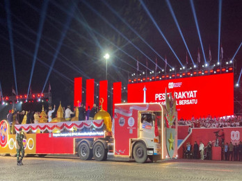 Momen Prabowo Saksikan Para Menteri Naik Truk di Karnaval HUT ke 80 Kemerdekaan