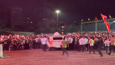 Momen Prabowo Dikerumuni Warga Usai Atraksi Kembang Api di Monas