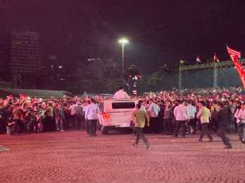 Momen Prabowo Dikerumuni Warga Usai Atraksi Kembang Api di Monas