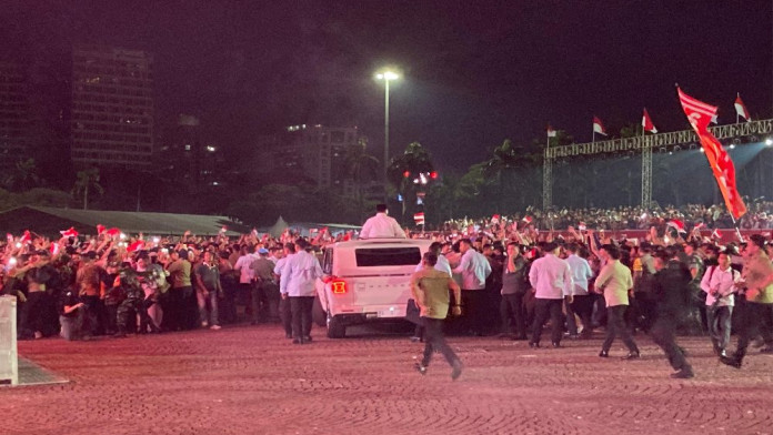 Momen Prabowo Dikerumuni Warga Usai Atraksi Kembang Api di Monas