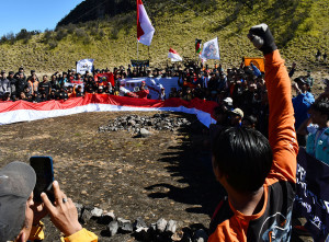 Pengibaran Bendera Merah Putih di Ketinggian 3.265 Mdpl