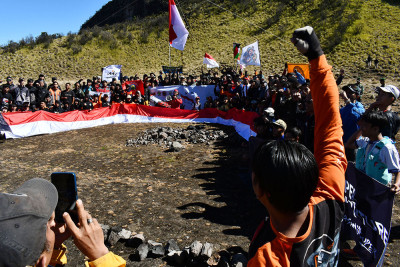 Pengibaran Bendera Merah Putih di Ketinggian 3.265 Mdpl