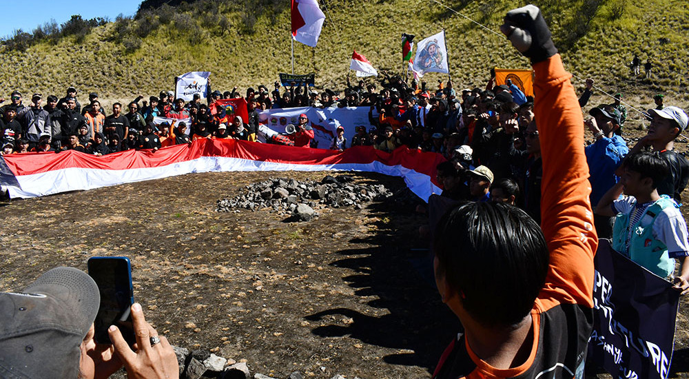 Pengibaran Bendera Merah Putih di Ketinggian 3.265 Mdpl