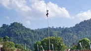 Viral Aksi Heroik Siswa SD Nekat Panjat Tiang Agar Bendera Merah Putih Berkibar