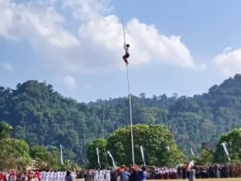 Viral Aksi Heroik Siswa SD Nekat Panjat Tiang Agar Bendera Merah Putih Berkibar