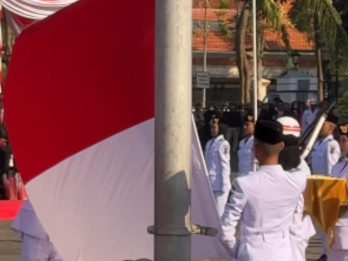 Fakta Detik-detik Bendera Terbalik saat Upacara HUT ke-80 Kemerdekaan RI di Surabaya