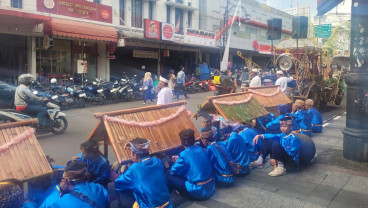 HUT ke-80 Jabar, Braga Dipenuhi Kendaraan Hias dan Hasil Bumi
