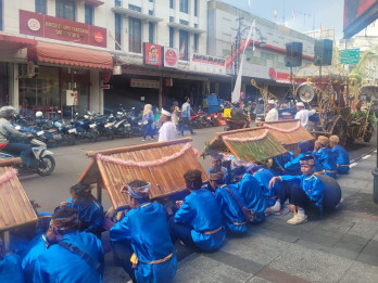 HUT ke-80 Jabar, Braga Dipenuhi Kendaraan Hias dan Hasil Bumi