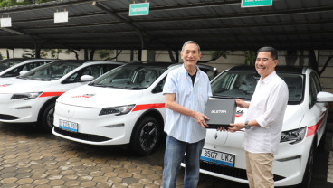 Aletra Serahkan Unit Perdana L8 EV