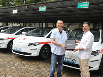 Aletra Serahkan Unit Perdana L8 EV