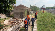 KAI Bongkar Bangunan Liar di Jalur Kereta Api Wilayah Daop 3 Cirebon