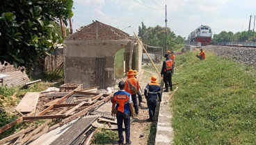 KAI Bongkar Bangunan Liar di Jalur Kereta Api Wilayah Daop 3 Cirebon