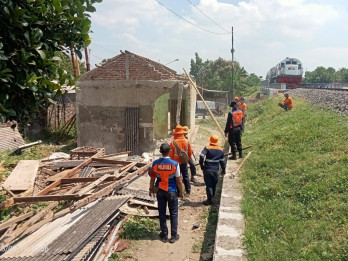 KAI Bongkar Bangunan Liar di Jalur Kereta Api Wilayah Daop 3 Cirebon