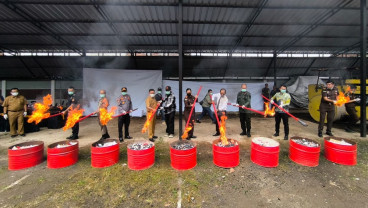 Rugikan Negara, Jutaan Batang Rokok Ilegal di Garut Dimusnahkan