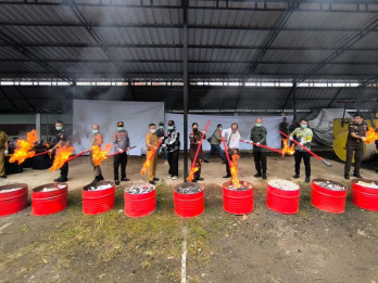 Rugikan Negara, Jutaan Batang Rokok Ilegal di Garut Dimusnahkan