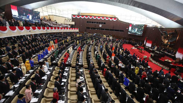 Ironi Gaji DPR Setara Upah Guru Honorer 300 Bulan