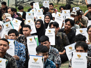Penyerahan Bantuan Pemutihan Ijazah di Jakarta