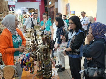 Asyiknya Wisman Belanja di Pasar Kreatif Bandung 2025
