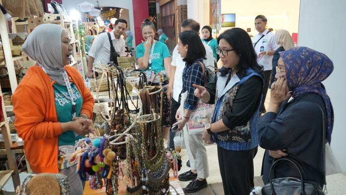 Asyiknya Wisman Belanja di Pasar Kreatif Bandung 2025