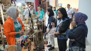 Asyiknya Wisman Belanja di Pasar Kreatif Bandung 2025