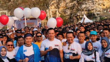 Momen AHY Diserbu Warga saat Merdeka Run di Monumen Reog Ponorogo